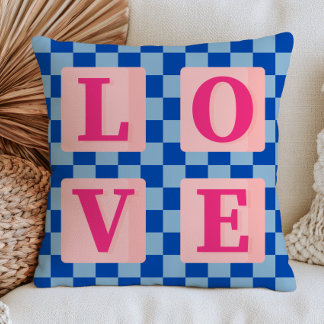Coussin Motif à carreaux avec le mot LOVE pour une esthéti
