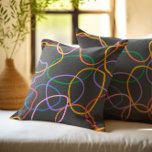 Coussin Motif Abstrait coloré Wavy Lines<br><div class="desc">Ligne ondulée abstraite colorée dans un motif transparent sur un arrière - plan gris foncé.</div>