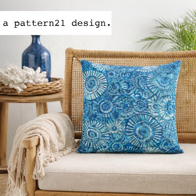 Coussin motif batik de cercle bleu (Hand dyed batik style pillow adds bold ocean blue pattern to relaxed coastal spaces)