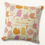Coussin Motif Chat rose orange Personnaliser<br><div class="desc">Fun chaton motif moderne en rose et orange sur un arrière - plan crème. Parfait pour les amoureux des animaux. Art original de Nic Squirrell. Modifiez le nom pour personnaliser.</div>