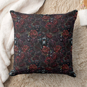 Coussin Motif Chien Noir Gothique & Fleurs Sombres