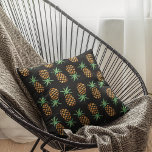 Coussin Motif d'ananas tropical Imprimer<br><div class="desc">Le design présente un imprimé d'ananas tropicaux en aquarelle,  sur un arrière - plan noir. Autres couleurs disponibles dans notre boutique !</div>