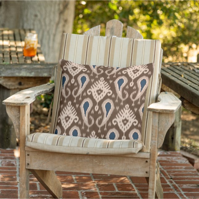 Coussin Motif d'art tribal de Blue Ikat de la marine Brown (Chaise)