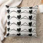 Coussin Motif de cœurs en chevron rayé noir et blanc (Couverture)
