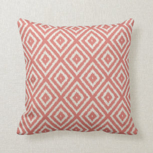 Coussin Motif de diamant d'Ikat dans rose de corail et le
