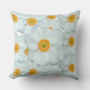 Coussin motif de fleurs blanches