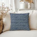 Coussin Motif de la commercialisation des os de la marine<br><div class="desc">Ce coussin d'inspiration scandinave est doté d'un simple motif abstrait en os de cornes. J'ai créé le motif à la main et je l'ai transformé en un style d'os de hareng comme c'était ce que je cherchais chez moi. Cette impression est conçue pour apporter une texture et une chaleur subtiles...</div>