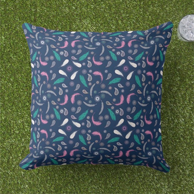 Coussin motif de plumes de style boho (Herbe)