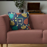Coussin Motif de raquettes Padel avec initial<br><div class="desc">Cet oreiller de lancer est prêt à être customisé avec votre choix d'initiale et dispose d'un motif de padel de raquettes et de balles dans les nuances de terre cuite,  or,  turquoise,  jaune et crème contre un arrière - plan bleu marine.</div>
