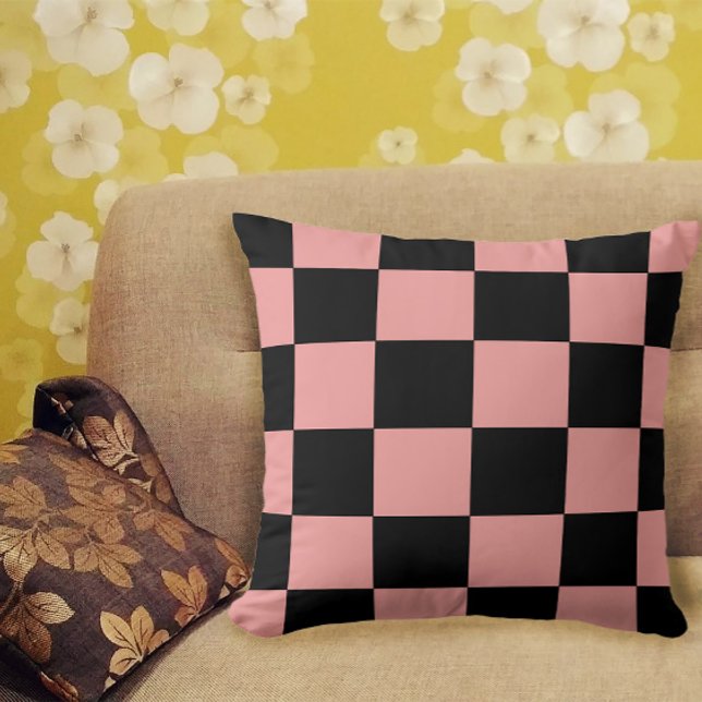 Coussin Motif de tableau de bord Retro rose et noir (A pretty throw pillow with a pink and black checkerboard pattern)