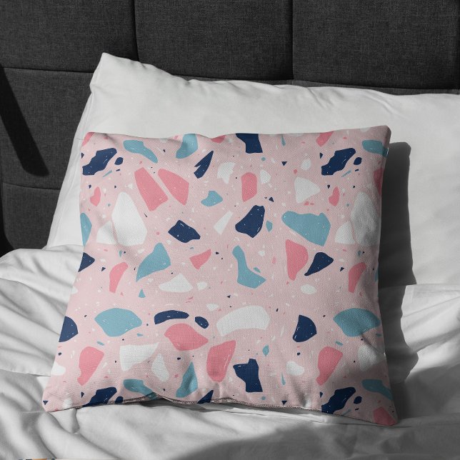 Coussin Motif de Terrazzo rose (Pink Terrazzo Pillow On Bed)