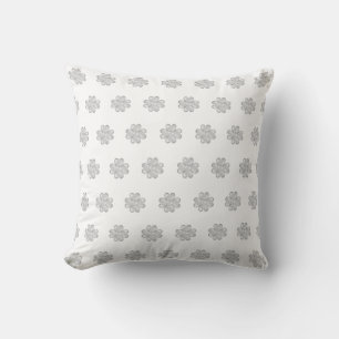 Coussin Motif élégant de trèfle argenté sur fond blanc