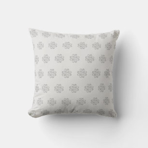 Coussin Motif élégant de trèfle argenté sur gris clair