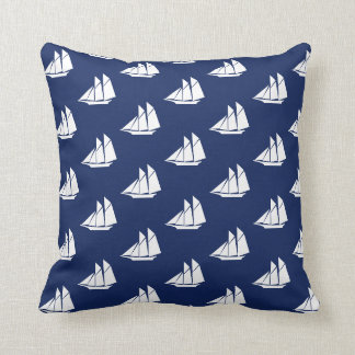 Coussin Motif élégant de yacht de voile nautique sur bleu