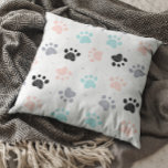 Coussin Motif empreintes de pattes de chien<br><div class="desc">Ce design présente des empreintes de pattes de chien rose et gris dans un motif transparent sur un arrière - plan blanc.</div>