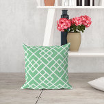 Coussin Motif en treillis en bambou géométrique vert Palm<br><div class="desc">Notre coussin à motifs de bambou vert et blanc est la touche preppy, estivale parfaite pour votre canapé, patio ou espace de vie. Cette conception géométrique moderne et surdimensionnée de la motif classique en treillis de bambou donne au rétro preppy staple une nouvelle sensation. L'oreiller lance est muni d'un motif...</div>