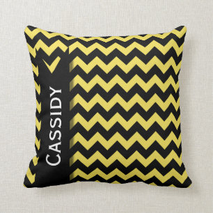 Coussin Motif et nom personnalisé de Chevron jaune noir