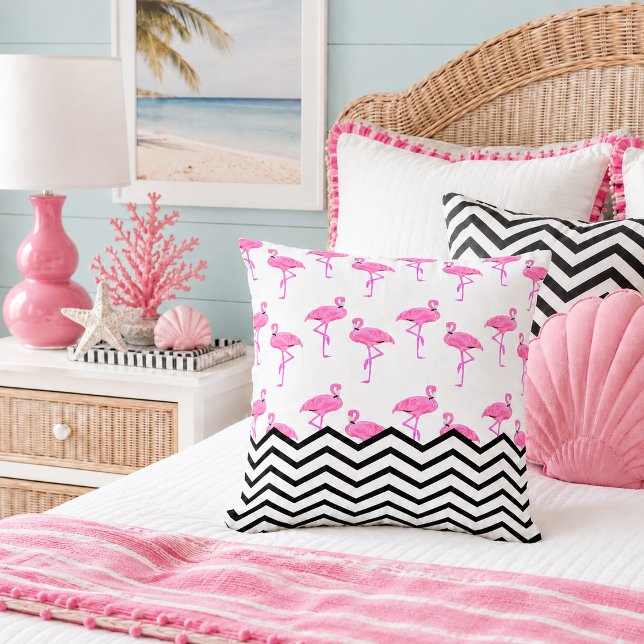 Coussin Motif flamant rose avec rayures chevron (Pink flamingos and black white zigzag chevron stripes pattern throw pillow in feminine girls room)