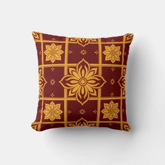 Coussin Motif floral en damas or et bordeaux royal