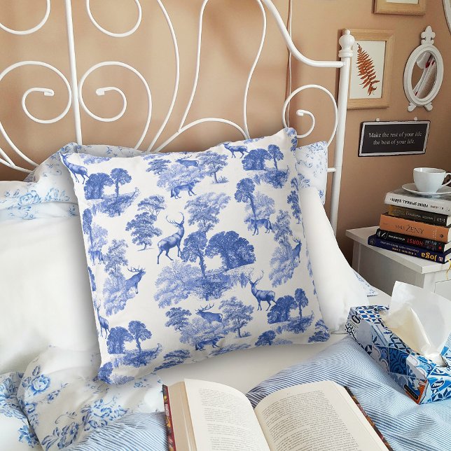 Coussin Motif forestier Blue Toile Deer Fox (https://pixabay.com/photos/bed-books-cool-bedroom-coffee-4953379/)