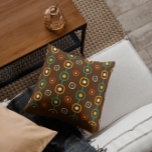 Coussin Motif géométrique super coloré du milieu du siècle<br><div class="desc">Coloré moderne du milieu du siècle,  motif géométrique avec un arrière - plan marron. Conception coussin rétro super.</div>