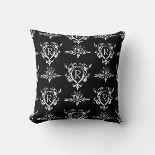 Coussin Motif gothique de monogramme cœur et flèche
