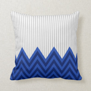 Coussin Motif gris moderne de rayures de Chevron de bleu