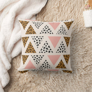 Coussin Motif Léopard Chic et Triangle Rose