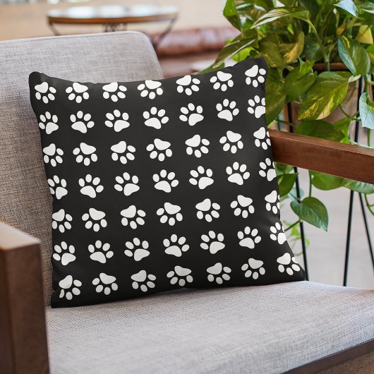 Coussin Motif moderne d'empreinte de patte en noir et blan