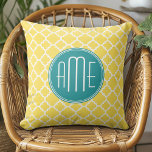 Coussin Motif Quatrefoil jaune Turquoise monogramme person<br><div class="desc">Un design populaire avec des couleurs vives et un espace pour ajouter vos monogrammes ou votre nom. Couleurs et motifs tendance pour votre téléphone. Si vous devez ajuster les initiales,  cliquez sur le bouton personnaliser et apporter des modifications.</div>