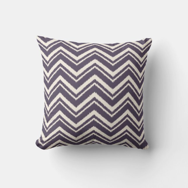 Coussin Motif rayé d'Ikat Chevron dans la prune (Recto)