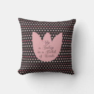 Coussin Motif simple de tulipe rose avec fond sombre