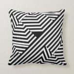 Coussin Motif tendance de bandes géométriques en noir et b<br><div class="desc">Ajoutez mode et flair à votre style personnel avec ce coussin motif à rayures géométriques noir et blanc,  tendance et audacieux. Ce design graphique,  moderne et élégant,  avec des triangles et des blocs de zigzag de chevron,  est parfait pour la petite fille.</div>