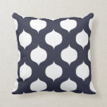 Coussin Motif Trellis marocain en bleu marine<br><div class="desc">Trellis marocain design oreiller de lancer décoratif. Fabriqué aux États-Unis à partir du coton de la plus haute qualité. Coussin de décoration avec un motif marocain géométrique aux couleurs modernes.</div>