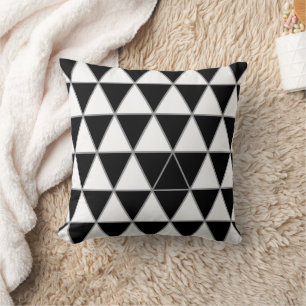 Coussin Motif triangle géométrique noir, blanc et gris.