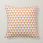 Coussin Motif triangle métal or et rose<br><div class="desc">Coussin carré motif tendance métal or et triangle rose. Or métallique moderne et triangles alternants roses et roses.</div>