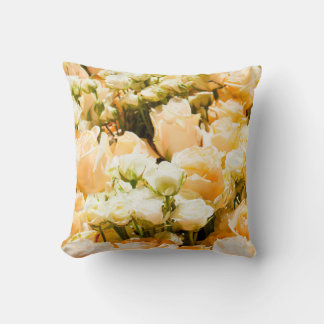 Coussin Motif vertical de roses blanches. anniversaire, re