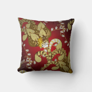 Coussin motif vintage ornemental sur un rouge, jaune et b