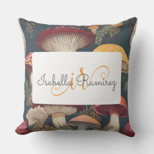 Coussin Motif Whimsical de champignons avec nom et monogra