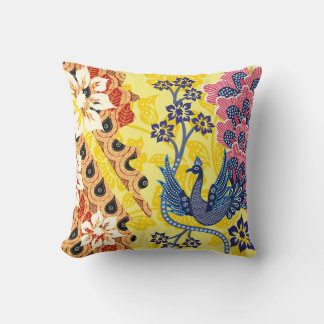 Coussin motifs batik indonésiens avec plan très distinctif