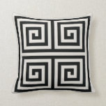 Coussin Motifs géométriques à touches chic noir et blanc<br><div class="desc">Chic moderne design décoratif noir et blanc abstrait clé motif géométrique à l'avant et noir avec des rayures grises à l'arrière. le simple et contemporain élégant coussin géométrique égaye vos intérieurs avec le chic moderne.</div>