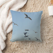 Coussin Mouettes Dynamiques En Vol Oiseaux Côtiers Ciel Bl (Couverture)