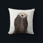 Coussin Moufle de Fluffy adorable mignonne animal<br><div class="desc">Joli,  adorable animal de loutre moelleux avec les mains sur les joues dans les reflets d'eau imprimer image</div>