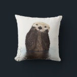 Coussin Moufle de Fluffy adorable mignonne animal<br><div class="desc">Joli, adorable animal de loutre moelleux avec les mains sur les joues dans les reflets d'eau imprimer image</div>