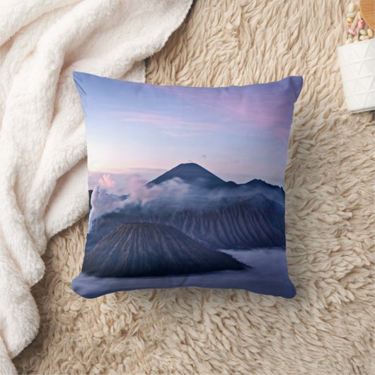 Coussin Mount Bromo wrapped in a dream of clouds (Couverture)
