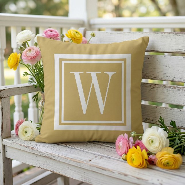 Coussin Moutarde et Blanc Monogramme Carré Classique (Créateur téléchargé)