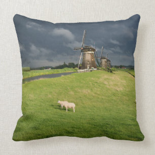 Coussin Moutons avec moulins à vent sous des nuages sombr