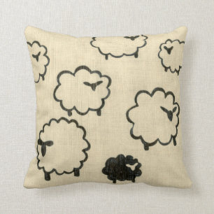 Coussin Moutons blancs et noirs sur l'arrière - plan crème