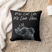 Coussin My Cat Lets Me Live Here (Couverture)