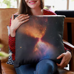 Coussin Naissance de Star, James Webb Space Telescope 2022<br><div class="desc">Ce magnifique nouveau visuel infrarouge montre la protostar L1527 comme il collecte du matériel des nuages voisins pour nourrir sa croissance. Cette photographie a été prise par le télescope spatial James Webb Camera Near-Infrared (NIRCam). La phase protostellaire est l'une des premières phases de l'évolution stellaire. Cette étoile en est à...</div>